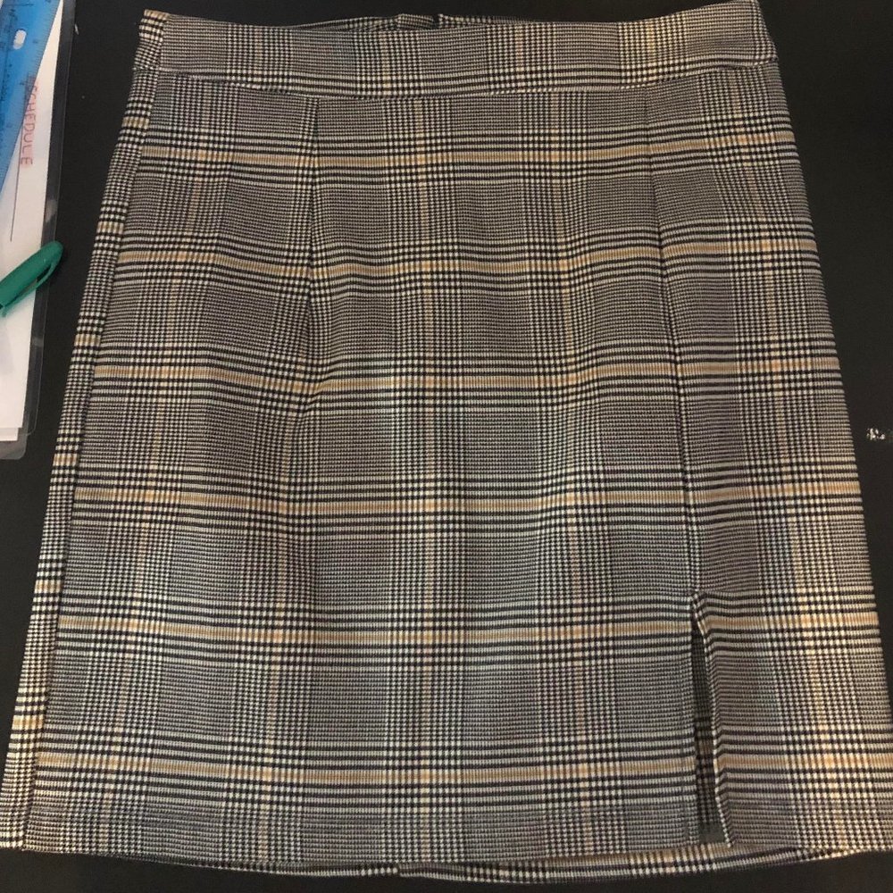 Plaid skirt with leg slit.